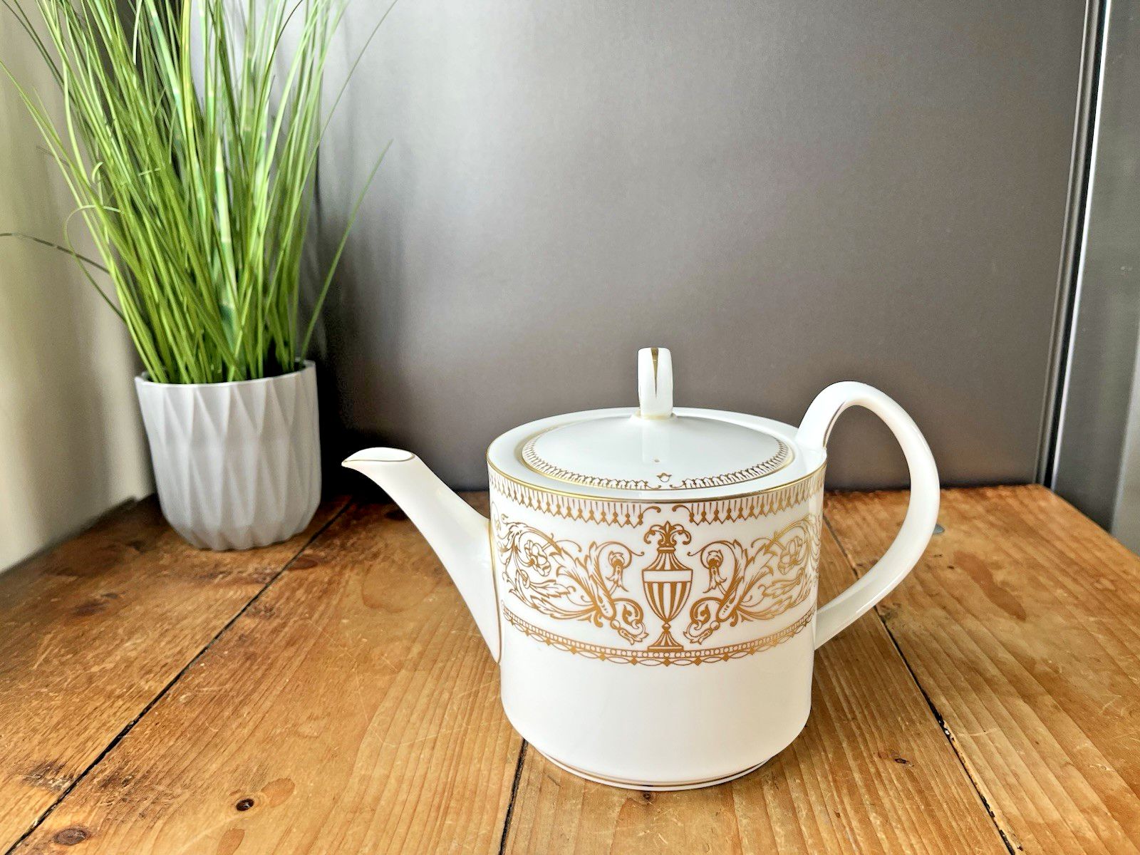 Rare Vintage Royal Worcester Hyde Park Georgian Style Urn Gold Gilt Teapot