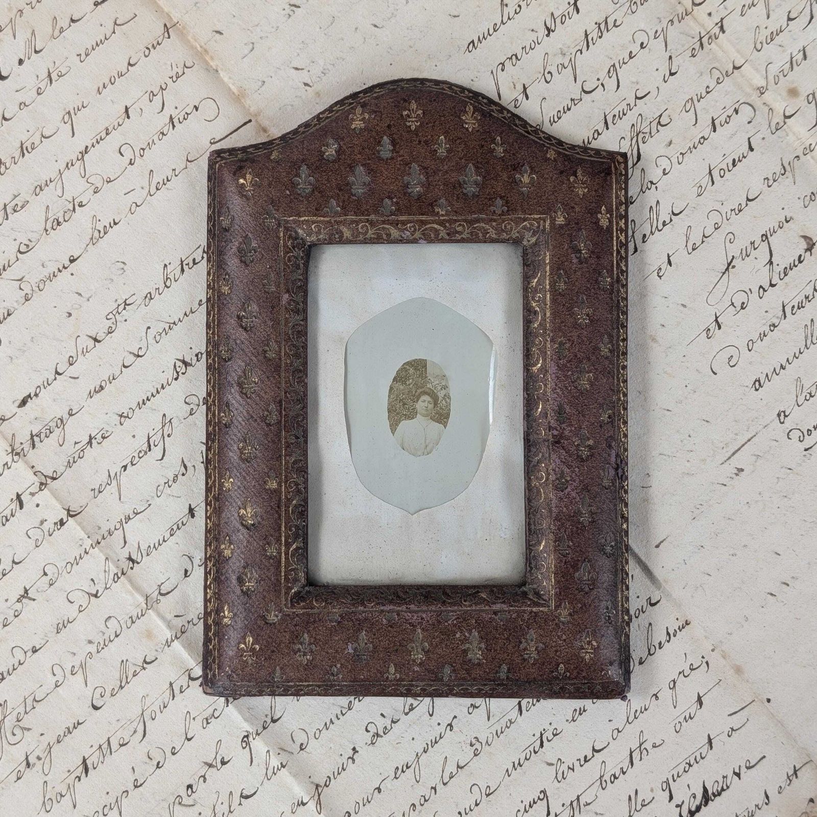 68.0 Antique French Domed Picture Frame Gilt Fleur De Lis Faux Leather Small Easel Back Photo Hardware photo