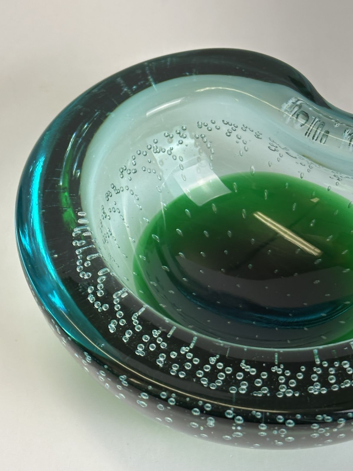 Murano Glass Bowl Sommerso And Bullicante Uranium Glass Galliano Ferro Italy 1960s photo vintage