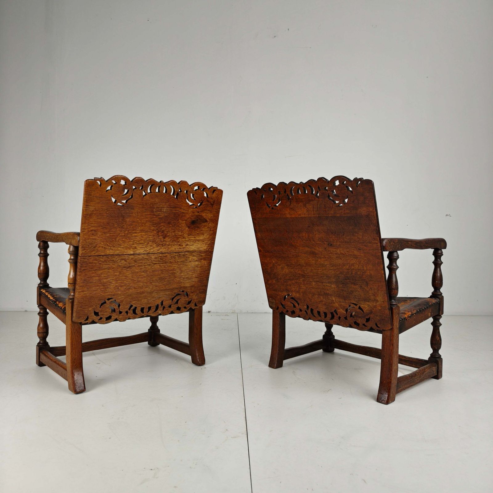 photo vintage Pair Of English Antique Jacobean Monk Armchairs / Tables By F. Parker & Sons Ltd