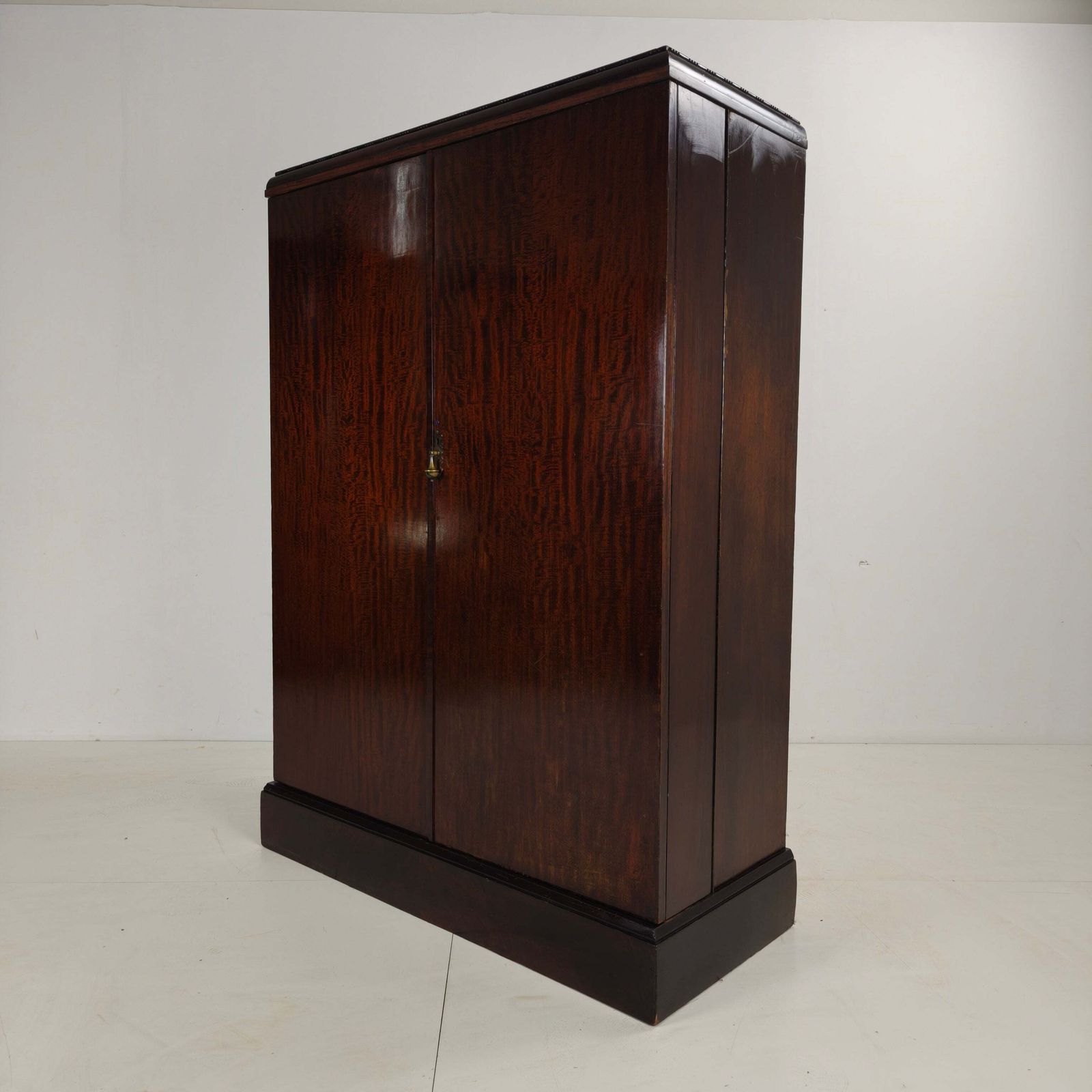 photo vinterior 1920s Mahogany And Oak Compactom Ltd Gentleman’s Wardrobe