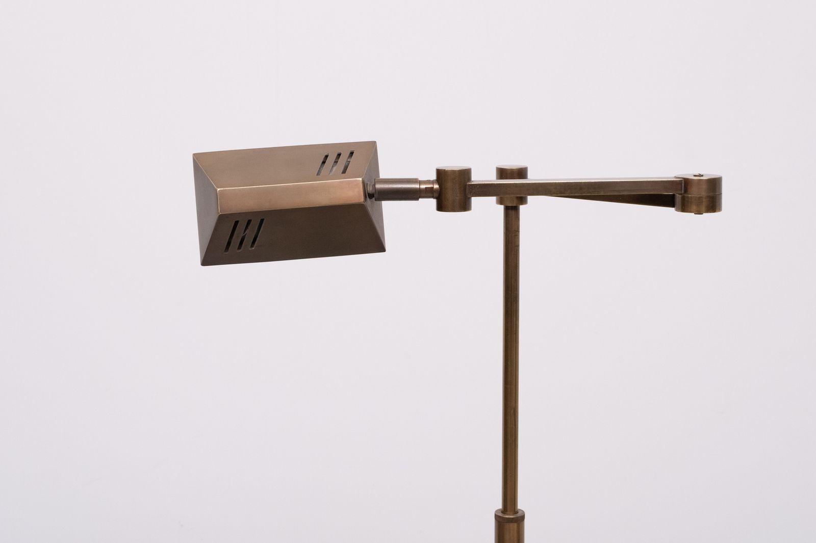 photo furniture Bronzen Vloerlamp Met Zwenkarm – Halogeen, Duitsland