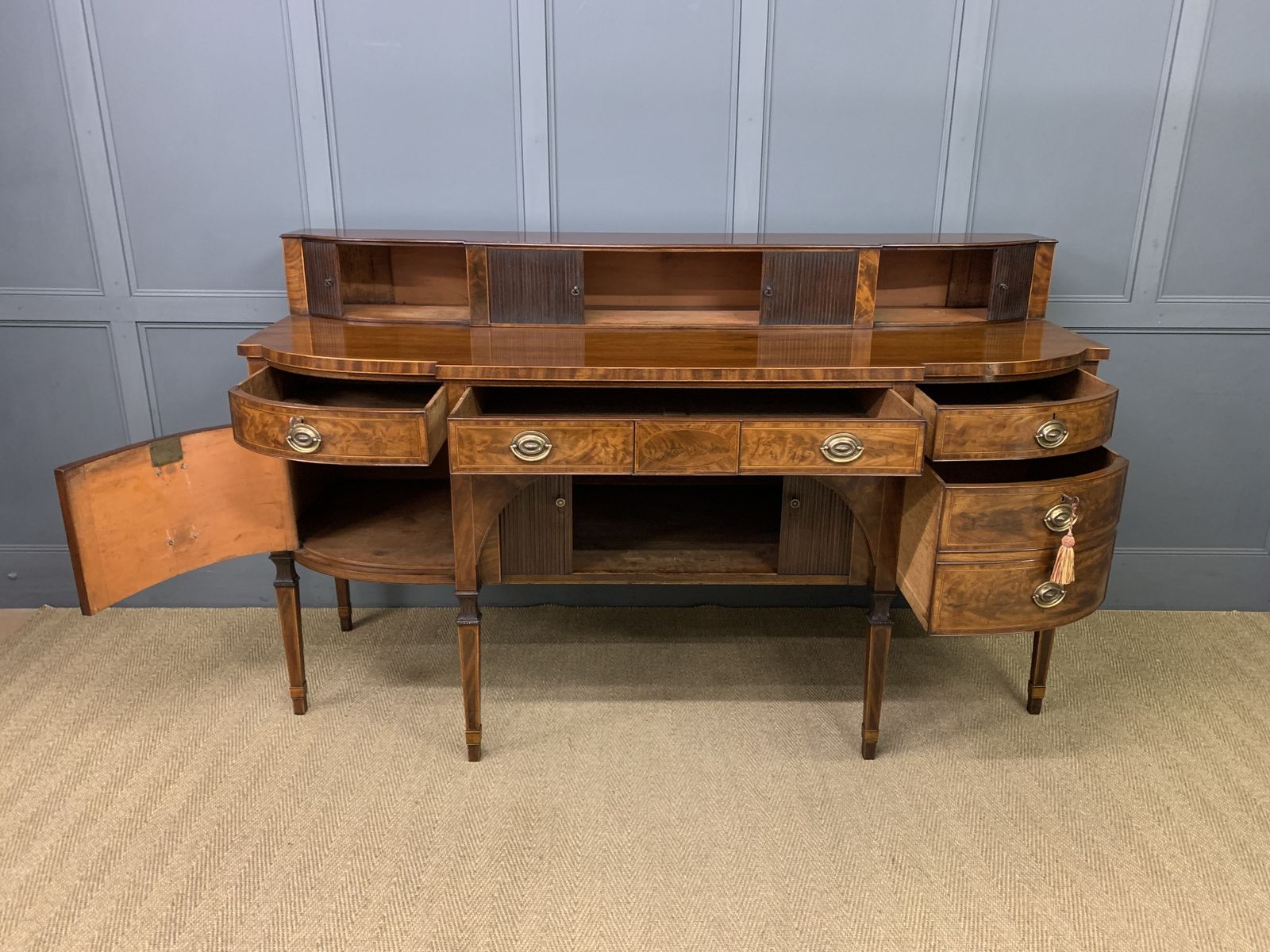 photo vinterior Large George III Inlaid Mahogany Sideboard