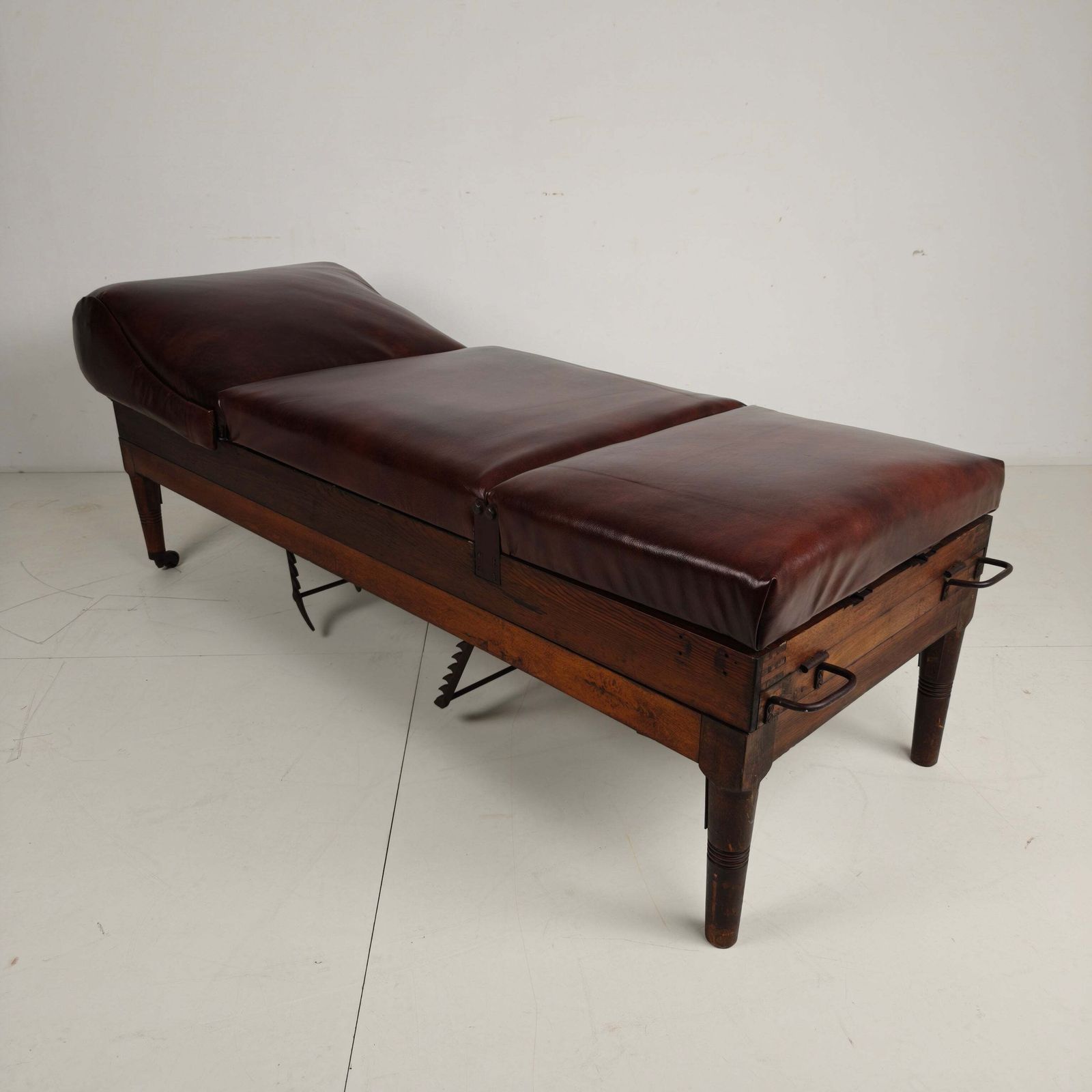 photo vinterior Antique English Military Hospital Bed – 19th Century