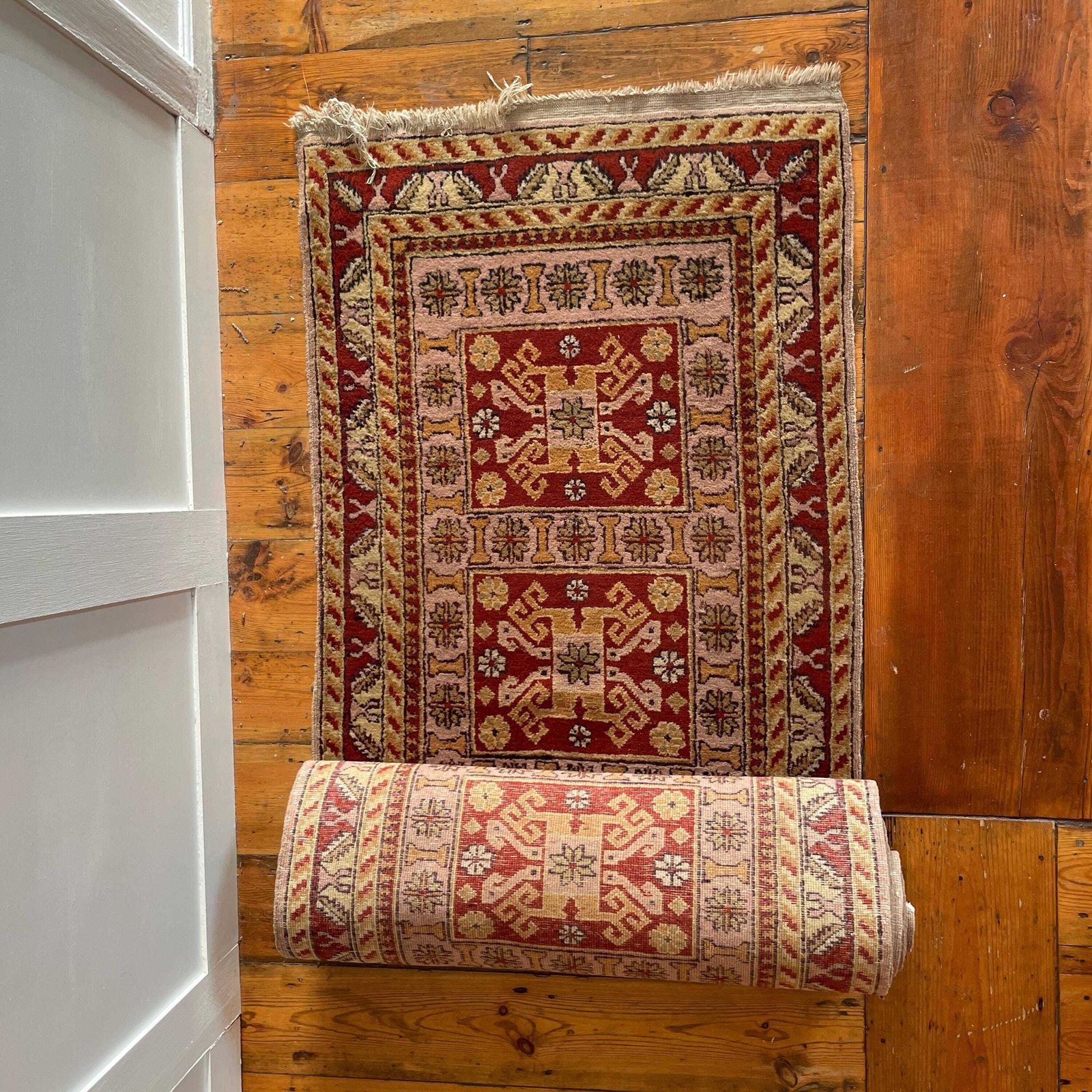 photo vintage Antique Style Runner Rug Wool Hallway Vintage Oriental Soft Pink Red 4 Meters Geometric Tassels Handmade Wool Narrow Entryway