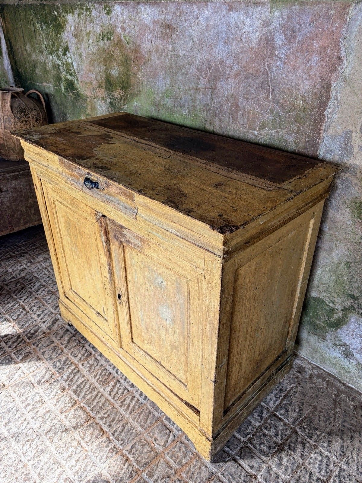 photo vinterior Antique French Provincial Yellow Farmhouse Pine Buffet Sideboard  19th Century.