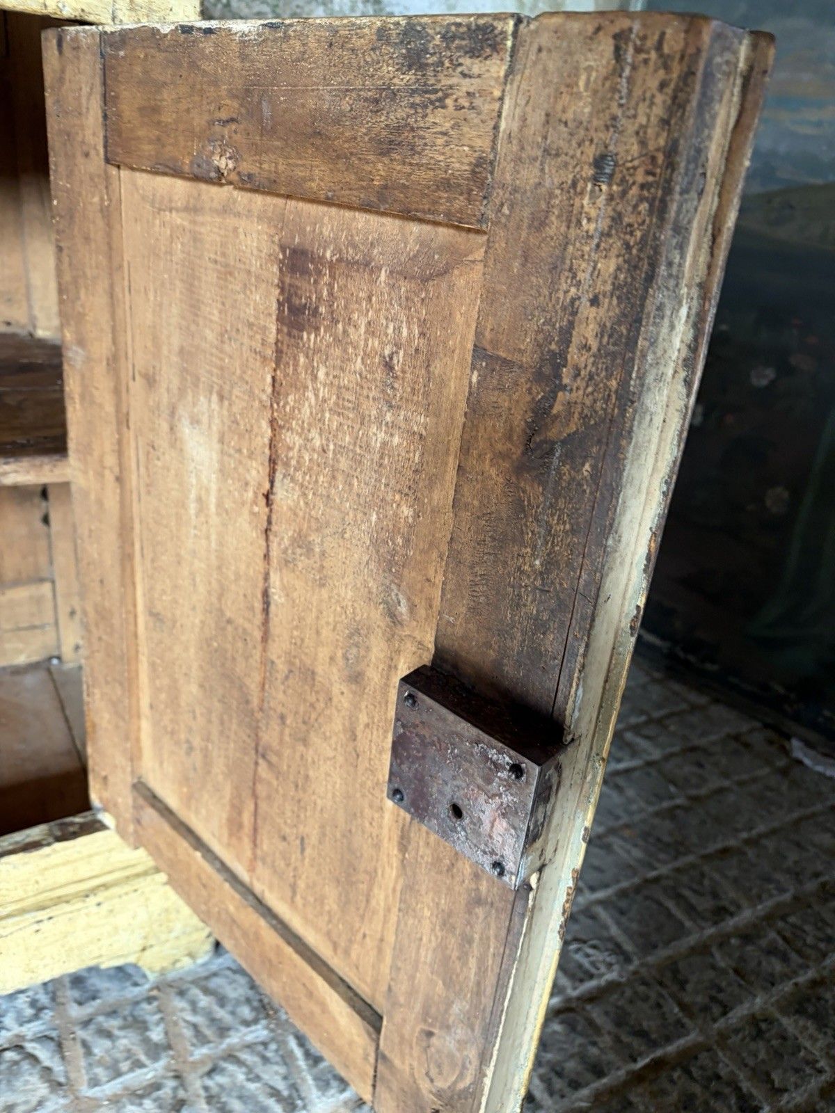 photo vintage Antique French Provincial Yellow Farmhouse Pine Buffet Sideboard  19th Century.