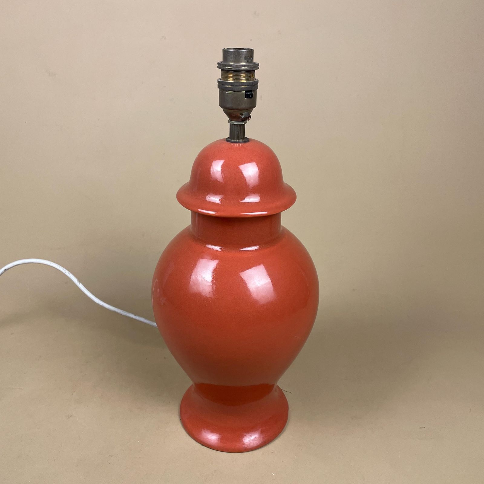 Oriental Ceramic Lamp Light Bedside Table Chinese Vase Red Antique Gold Metal Classic Elegant Medium Side Lampshade Shade photo furniture