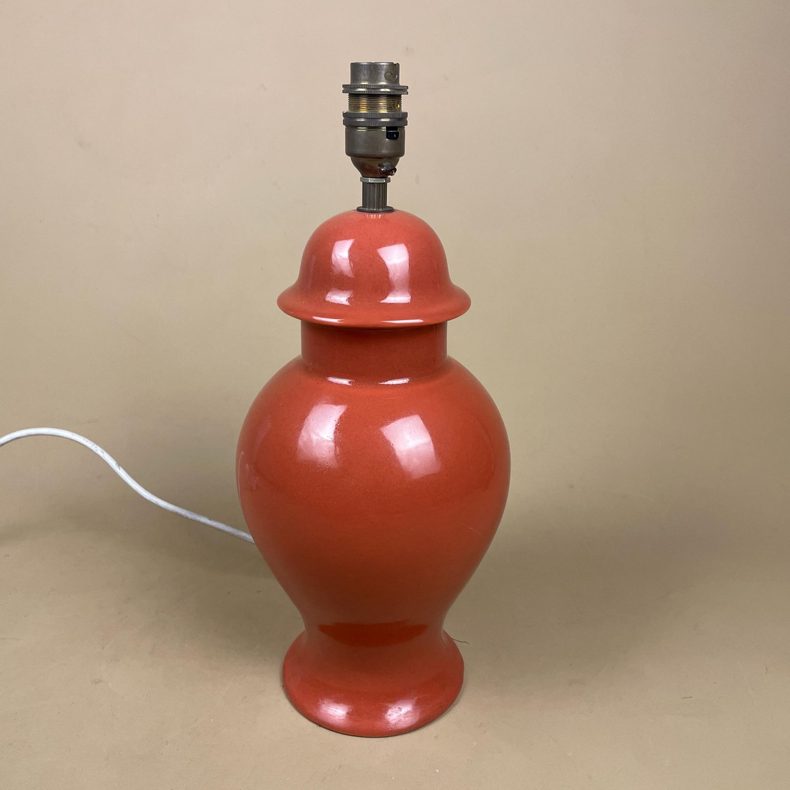 Oriental Ceramic Lamp Light Bedside Table Chinese Vase Red Antique Gold Metal Classic Elegant Medium Side Lampshade Shade photo Lighting