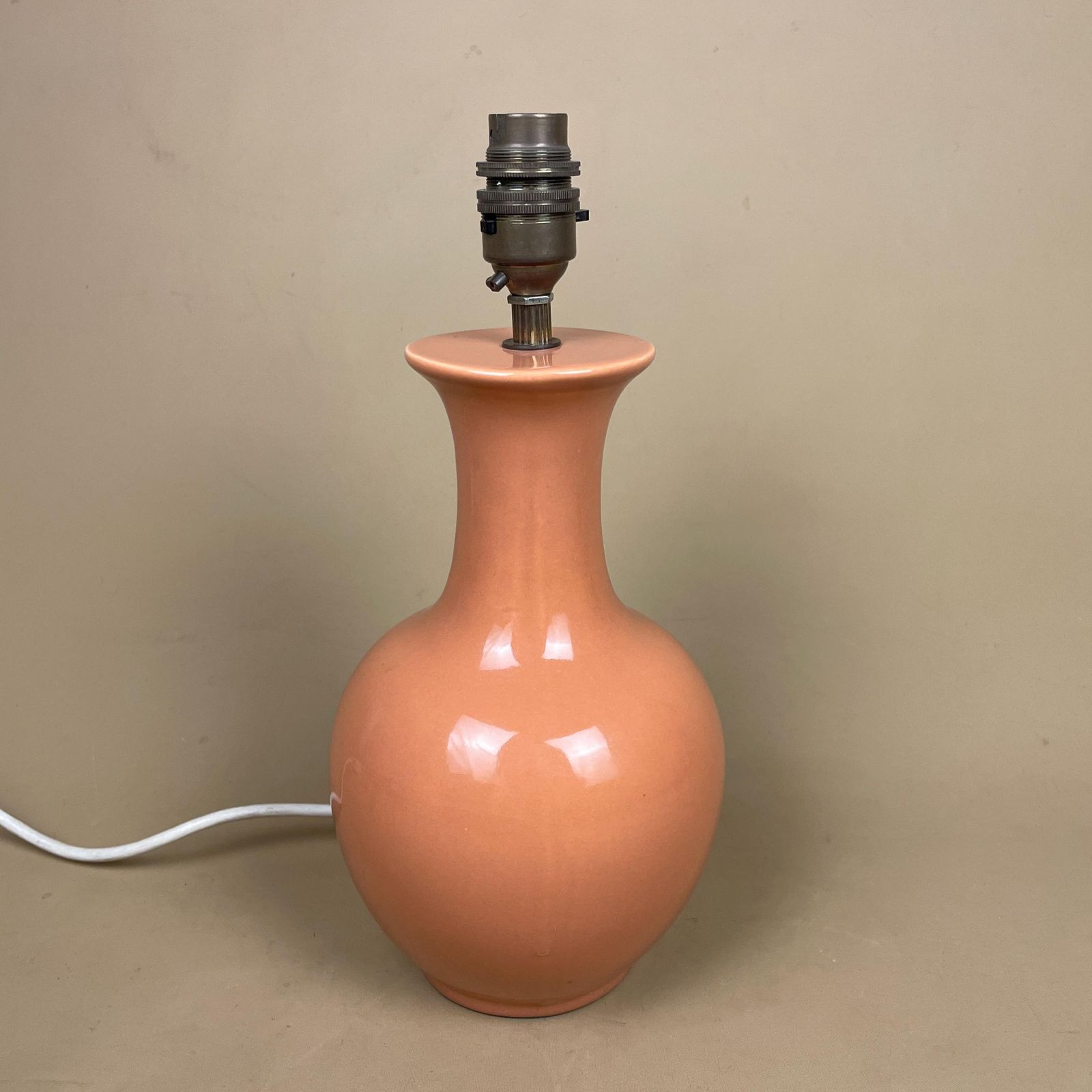 Oriental Ceramic Lamp Light Bedside Table Chinese Vase Peach Antique Gold Metal Classic Elegant Medium Side Lampshade Shade photo furniture