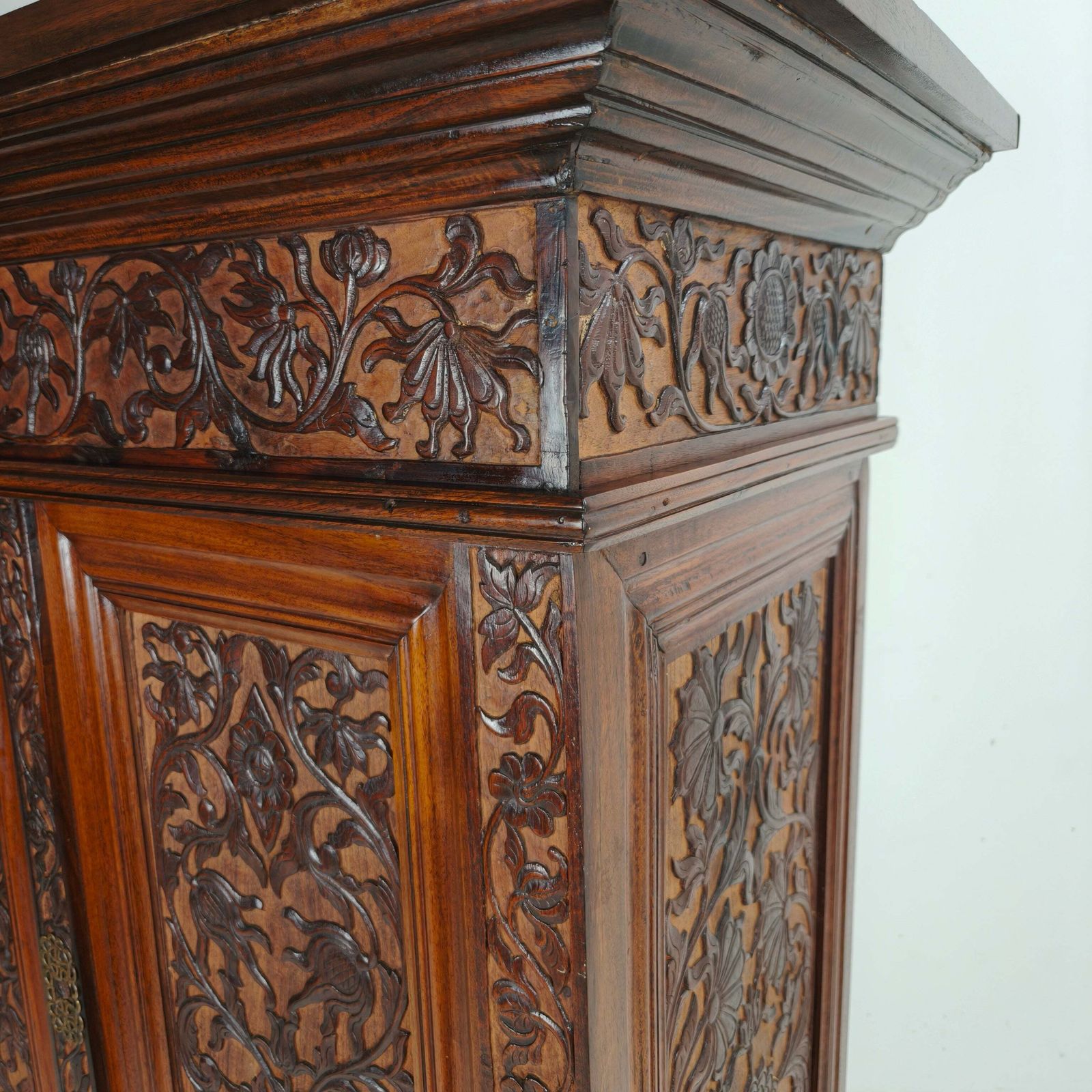 photo vintage Late 19th Century Carved Colonial Cabinet – Dutch East Indies