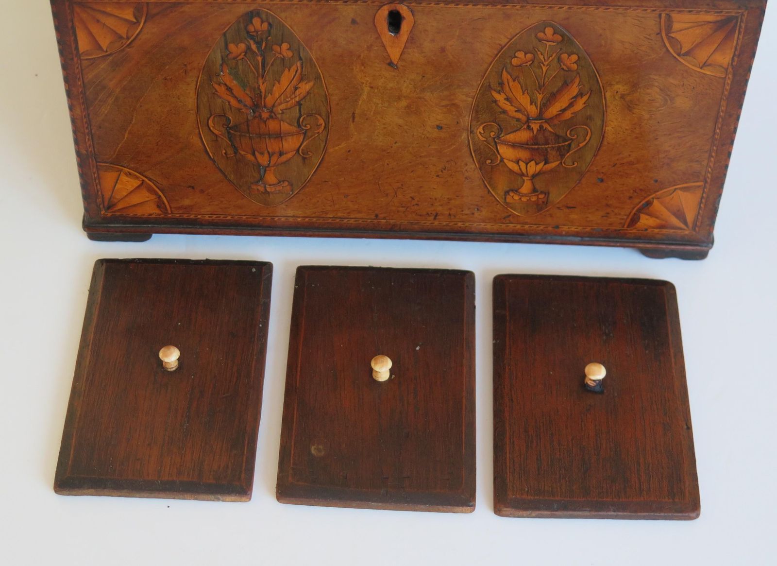 photo vintage Georgian Sheraton Period Tea Caddy Finely Inlaid, English Circa 1780.