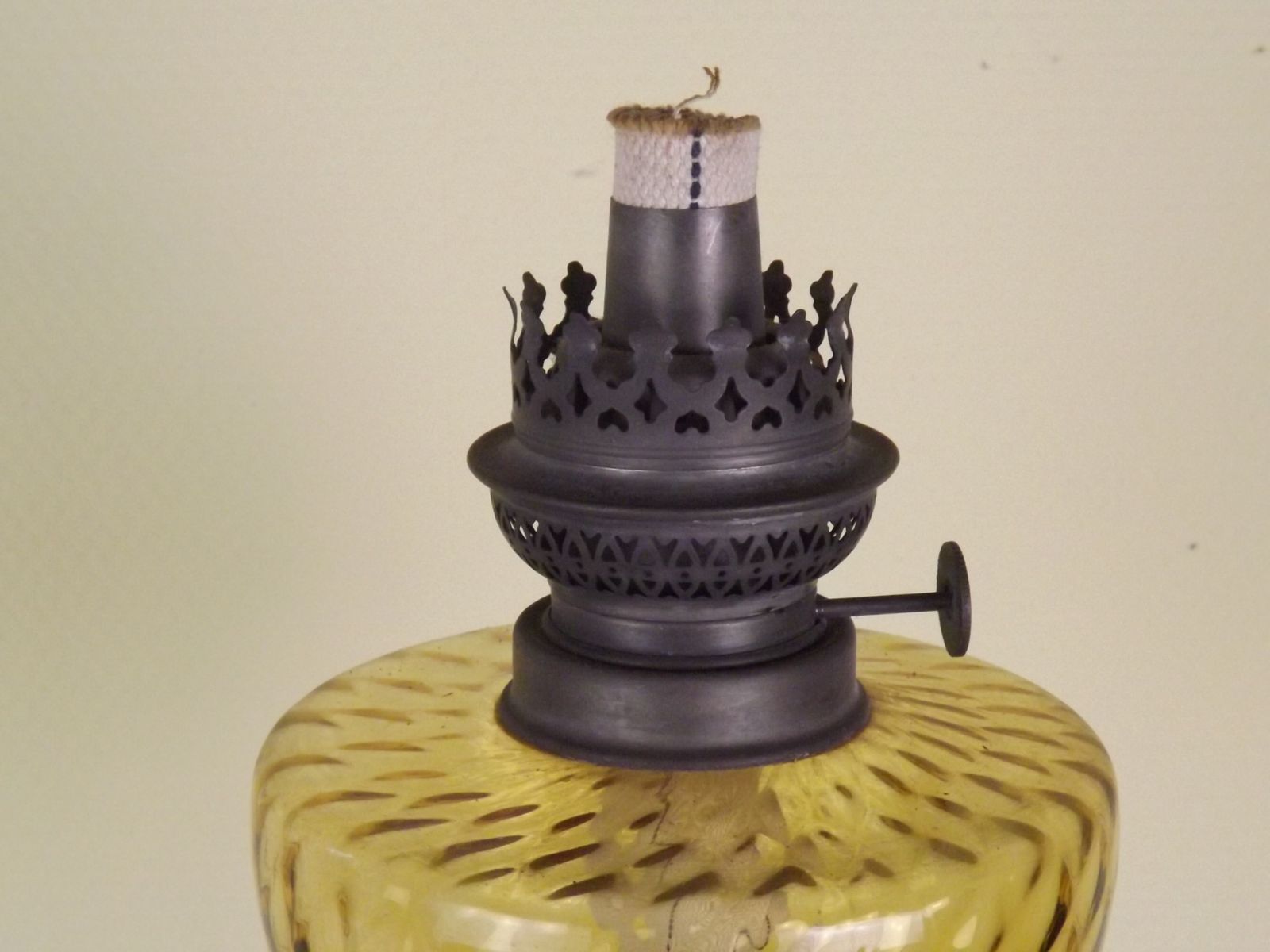 Lanterne à huile d'époque française, base en étain pour bougie, réservoir à huile en verre ambré et cheminée en verre photo vintage