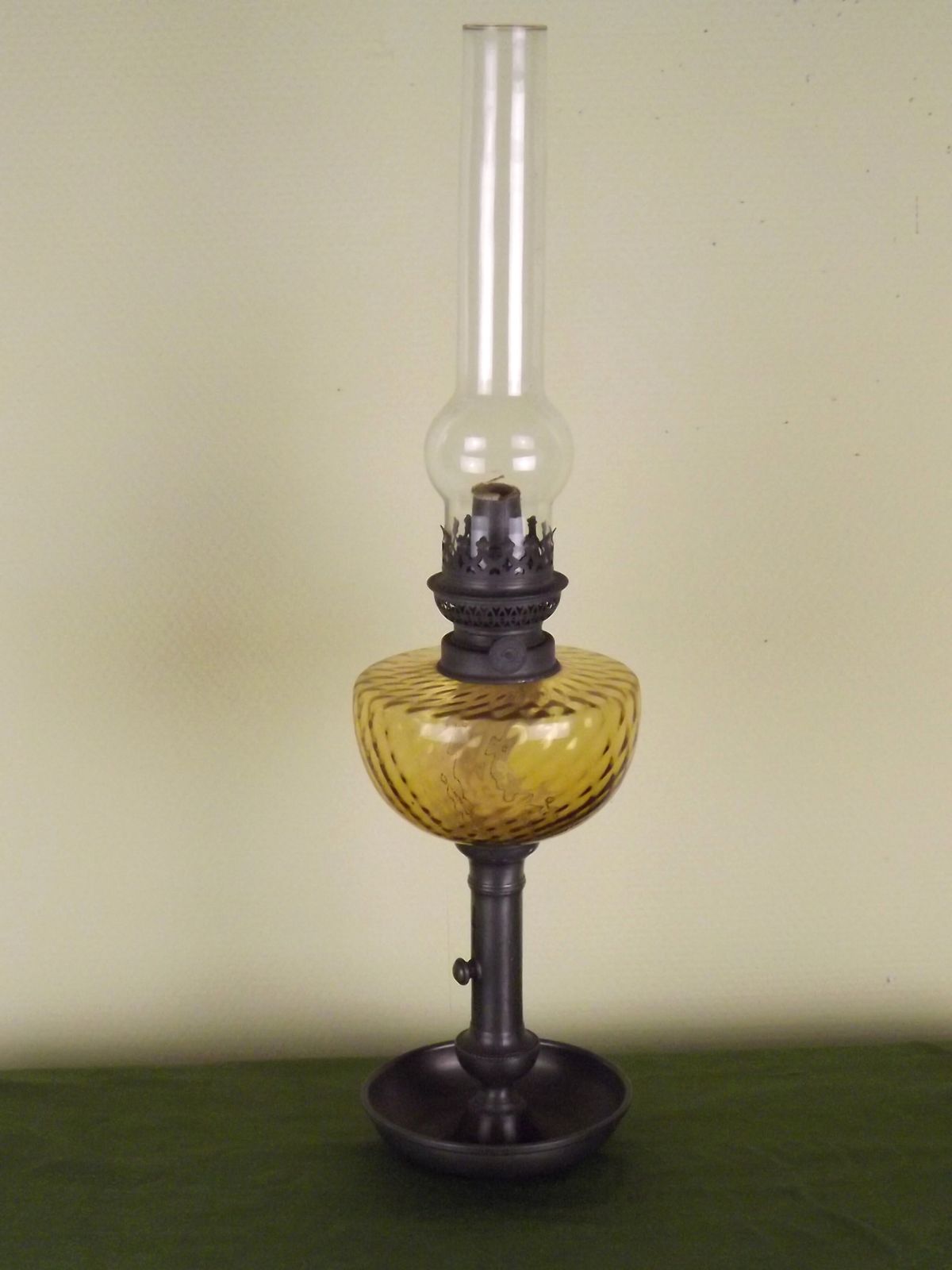 Lanterne à huile d'époque française, base en étain pour bougie, réservoir à huile en verre ambré et cheminée en verre