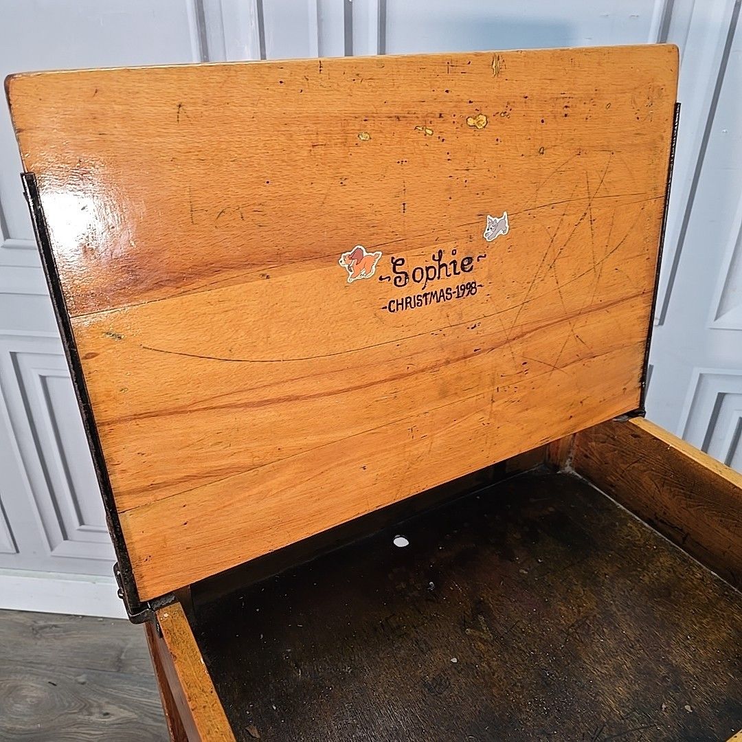 photo vinterior Vintage Child’s School Desk – Wooden Lift Top Storage – Winnie The Pooh Painted