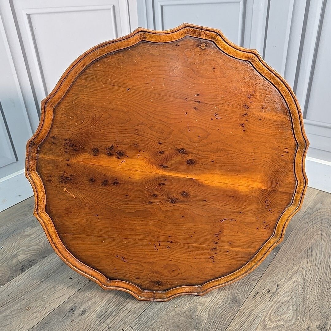 photo vinterior Antique Pedestal Wine Table Charles Barr Scalloped Edge – Yew Wood – Pie Crust