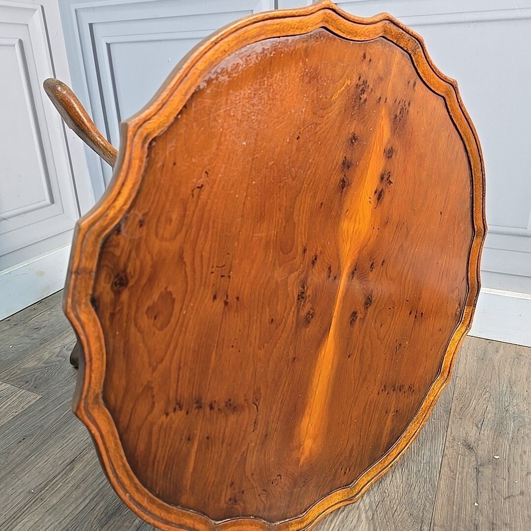 photo vintage Antique Pedestal Wine Table Charles Barr Scalloped Edge – Yew Wood – Pie Crust