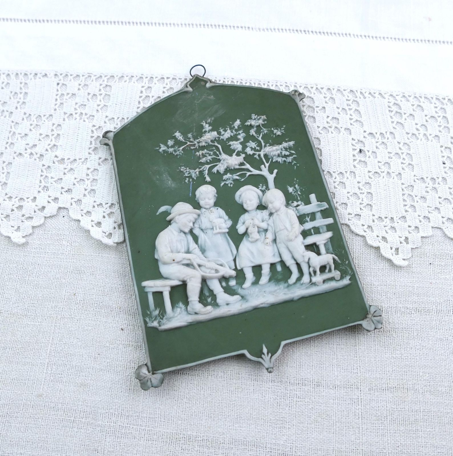 Antiek Duits 19e-eeuws groen jasperware plaquette met scène van spelende kinderen met speelgoed, vintage Victoriaans wanddecoratie in biscuitporselein photo Kunst