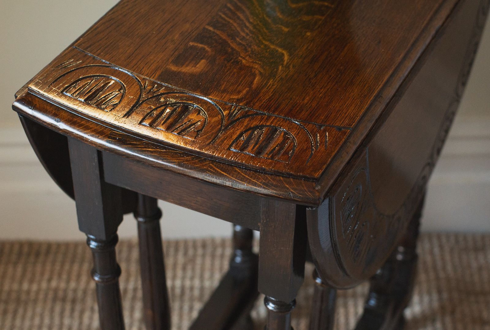 photo furniture Antique Oak Small Oval Drop Leaf /Occasional / Side/ Lamp/ Gateleg Table