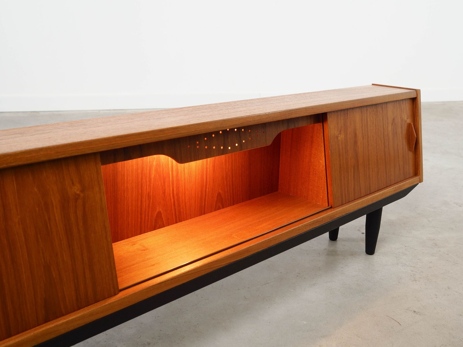 photo for sale Teakhouten Kast, Deens Design, Jaren 1970, Gemaakt In Denemarken
