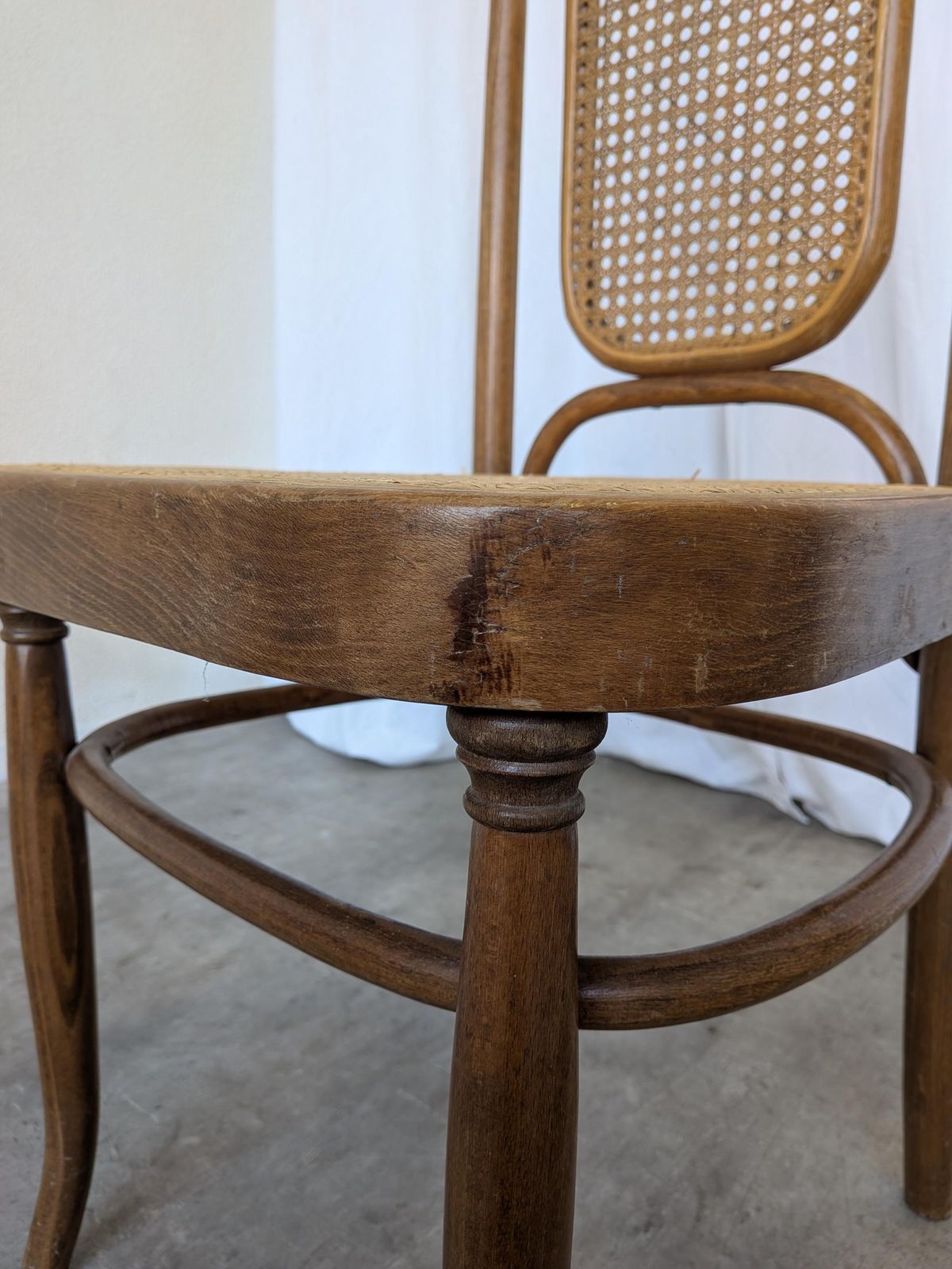 photo vintage Vintage High Back Bentwood Cane Dining Chair / Thonet Style / Mundus Florijan Bobić / Torn Seat