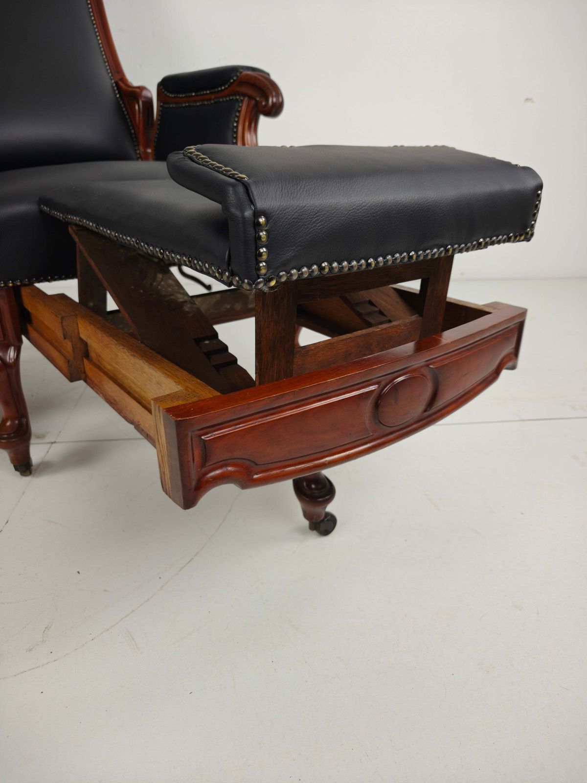 photo vinterior 19th Century Antique Library Chair By Horrix – Black Leather