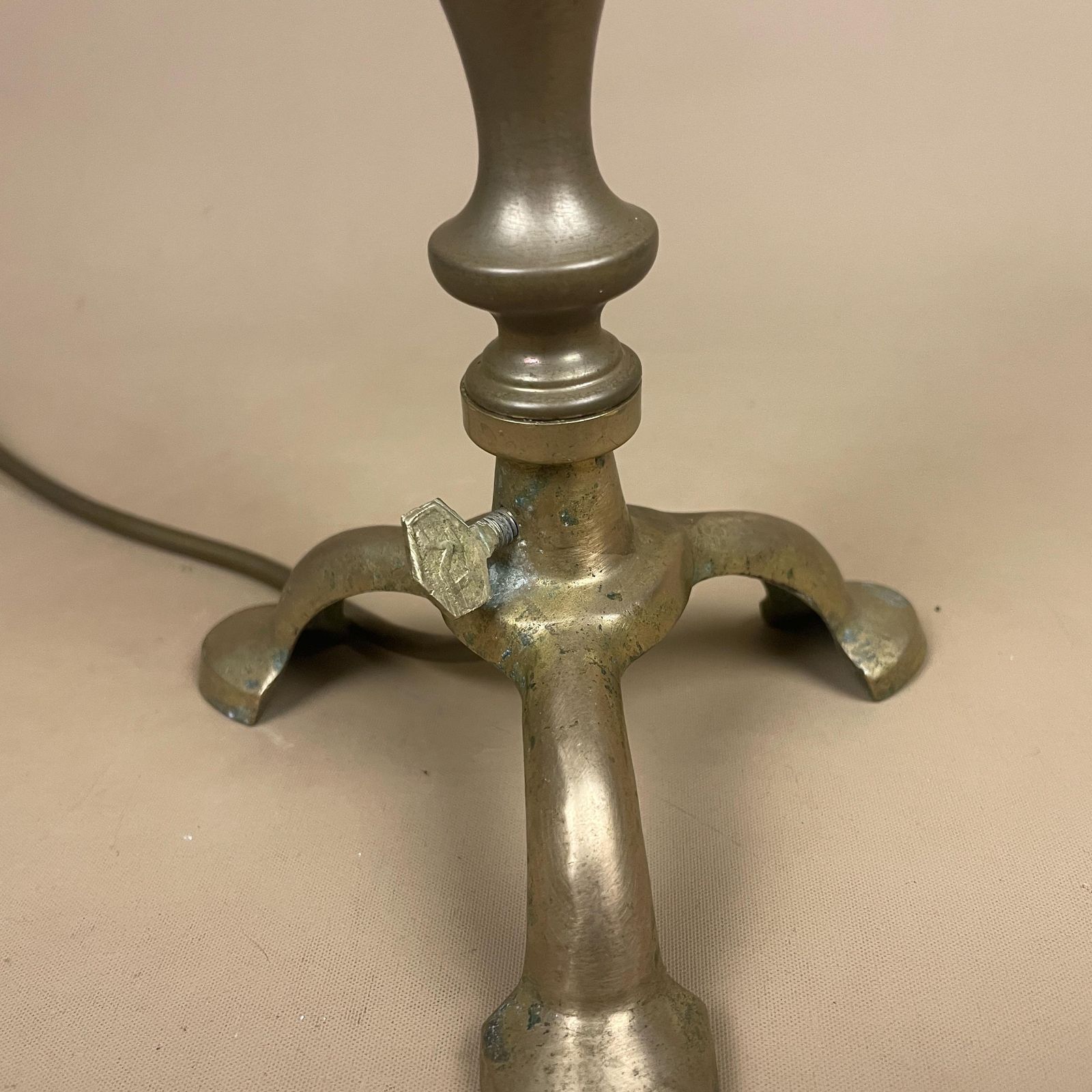 Brass Table Lamp Light Bedside Ornate Gold Metal Antique 3 Legs Cottage Classic Traditional Old Side photo vinterior