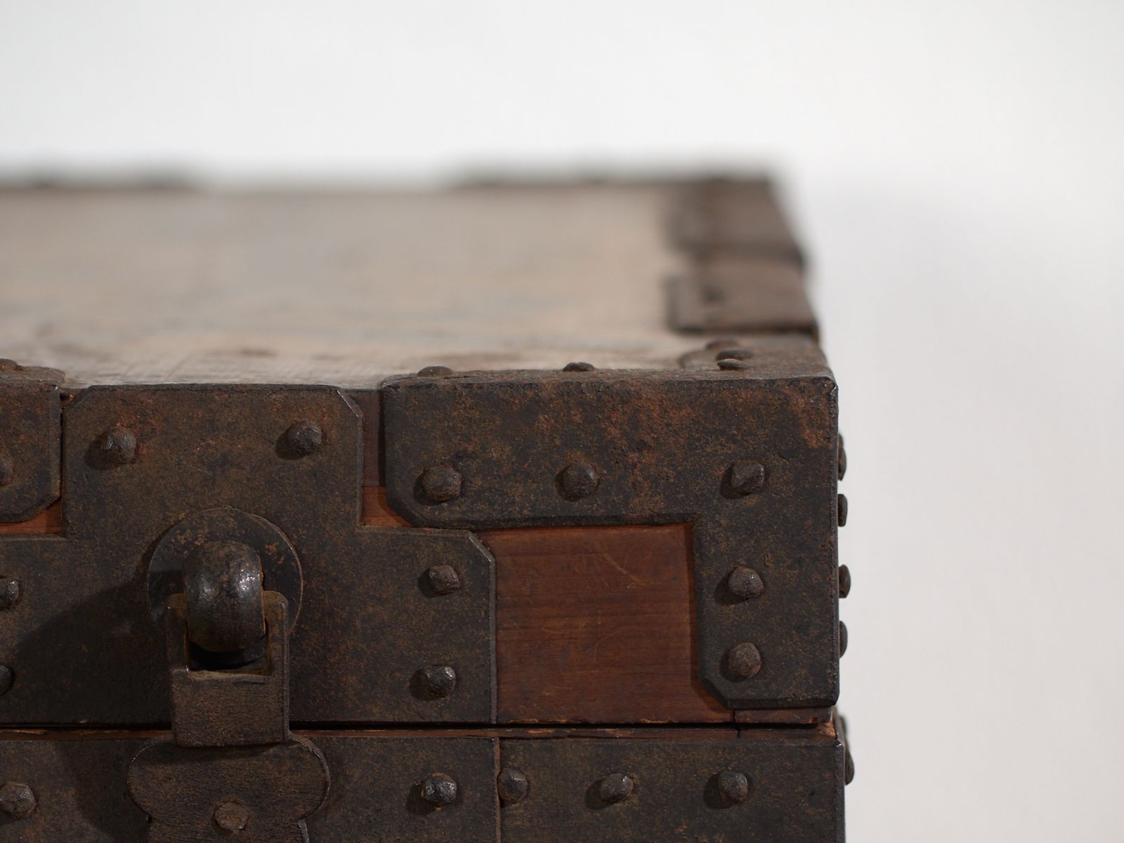Antique Japanese Document Box With Iron Hardware And Lock – Meiji Period (C.1880–1910) photo vinterior