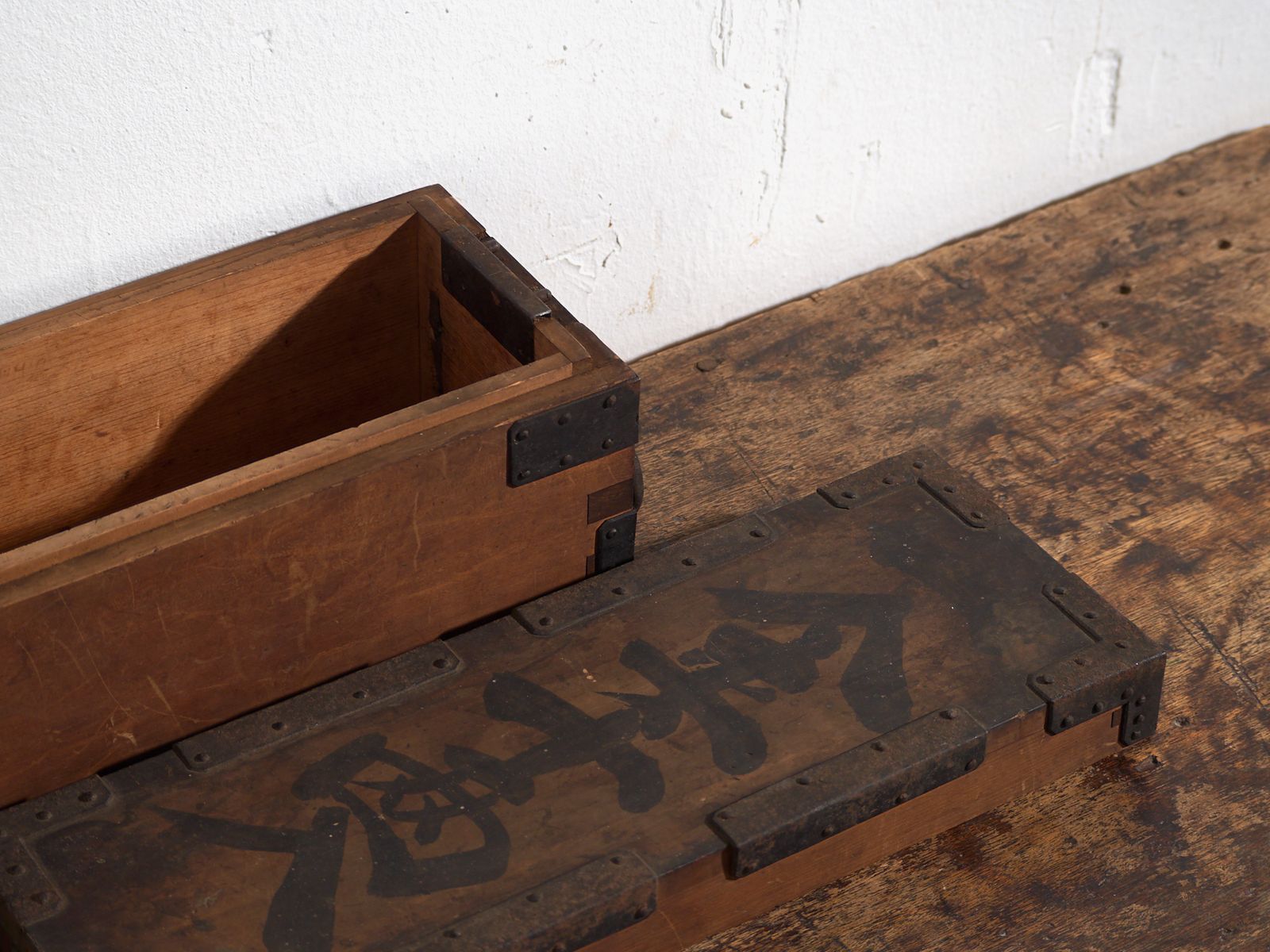photo furniture Antique Japanese Document Box With Iron Hardware And Lock – Meiji Period (C.1880–1910)