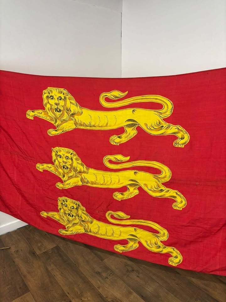 Large Vintage Royal Standard Flag, Three Lions Banner photo vinterior