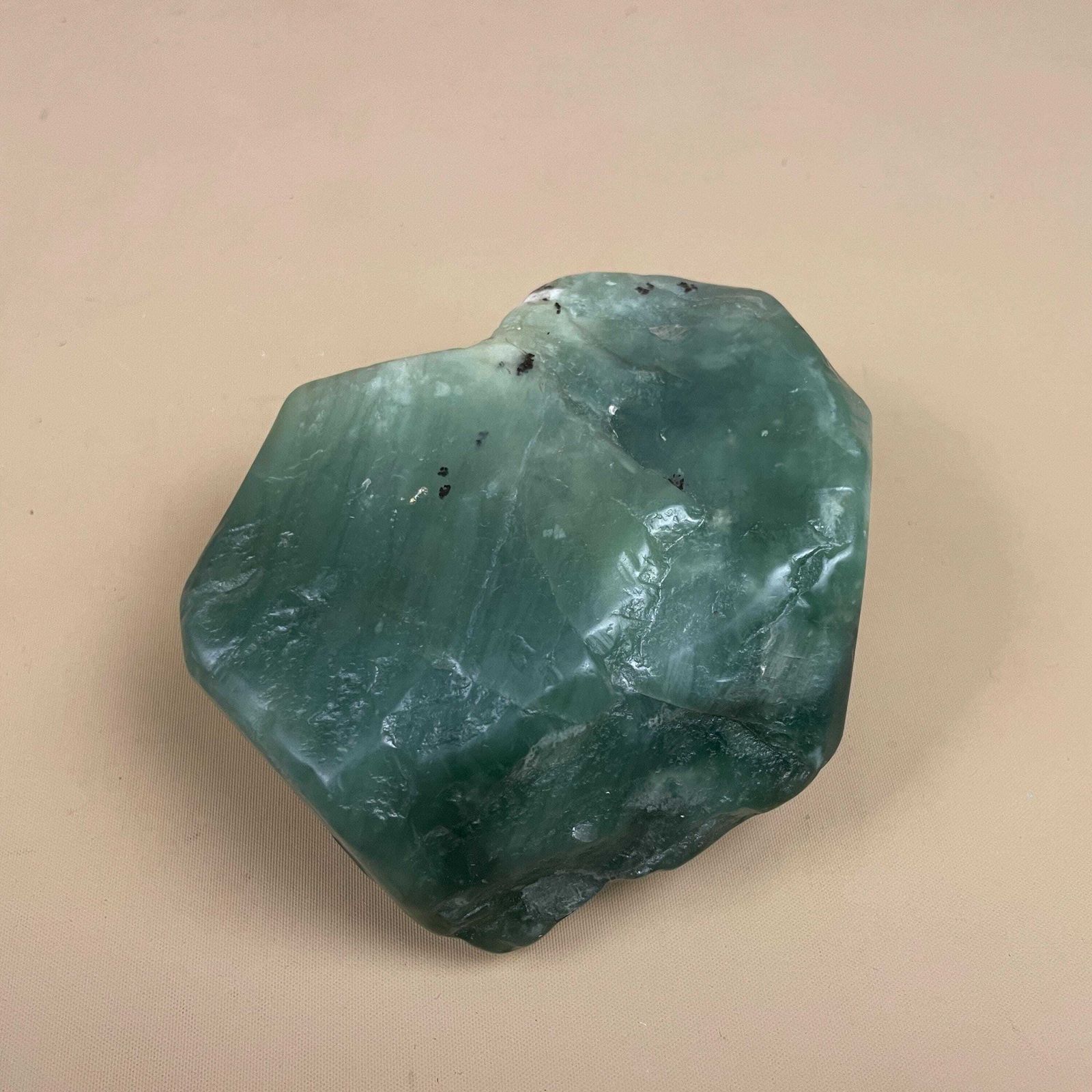 Green Stone Natural Rock Specimen Raw Mineral Decorative Geode Ornament Shelf Display Collectors Geology Science photo vinterior