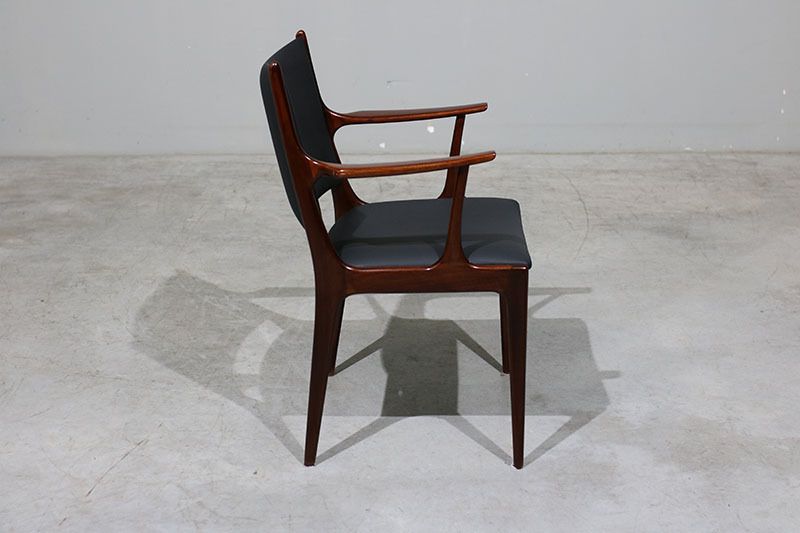 Johannes Andersen Armchair In Mahogany. photo Furniture