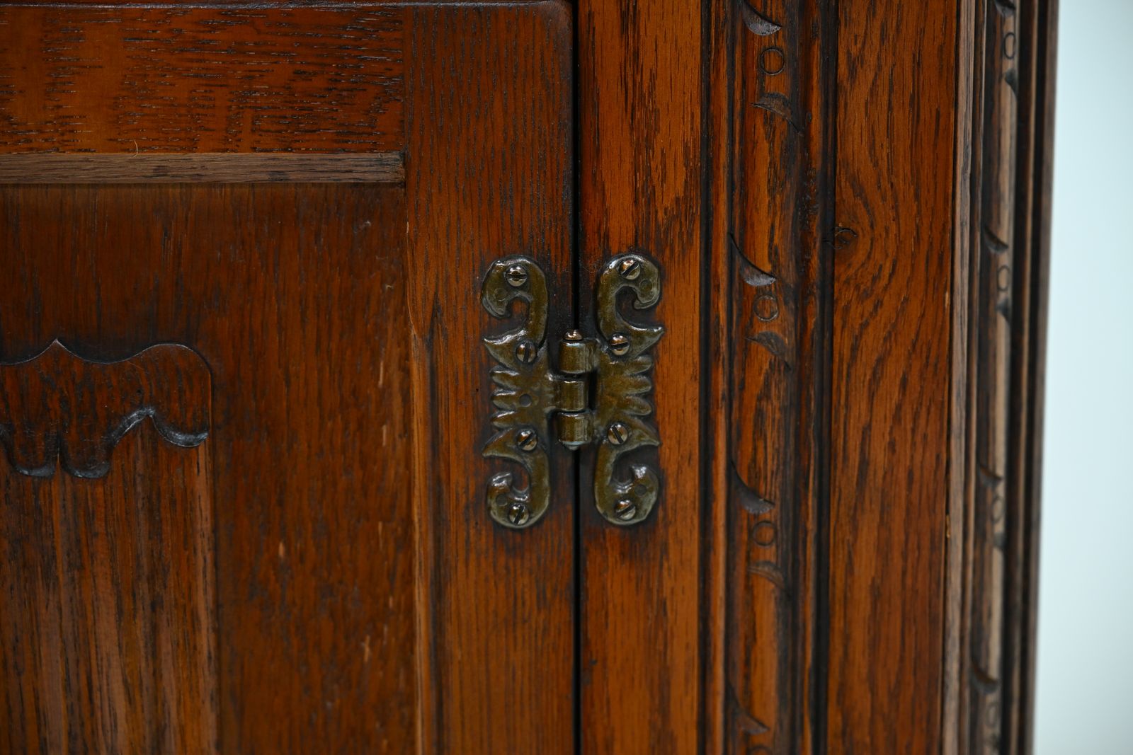 227.0 Old Charm Tall Corner Unit With Cupboard And Shelves Carvings Free Uk Delivery photo
