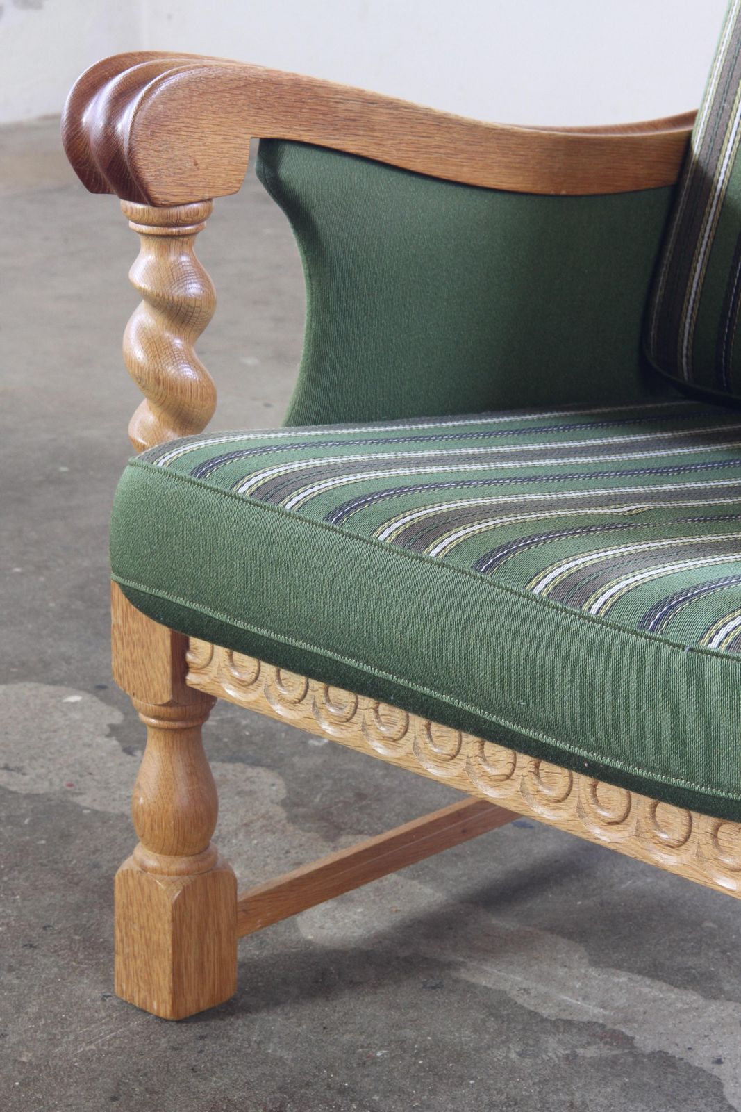 photo vintage Vintage Solid Oak Danish Brutalist Lounge Chair, Henning Kjærnulf Style, 1960s
