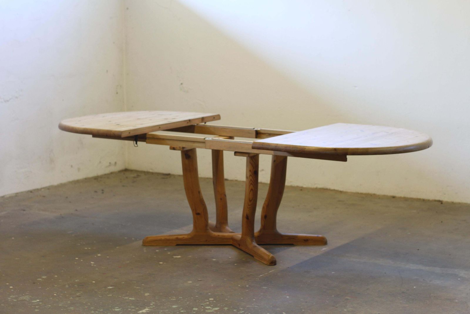 Rainer Daumiller Style Solid Extendable Pinewood Dining Table, 1980's Dyrlund photo vinterior