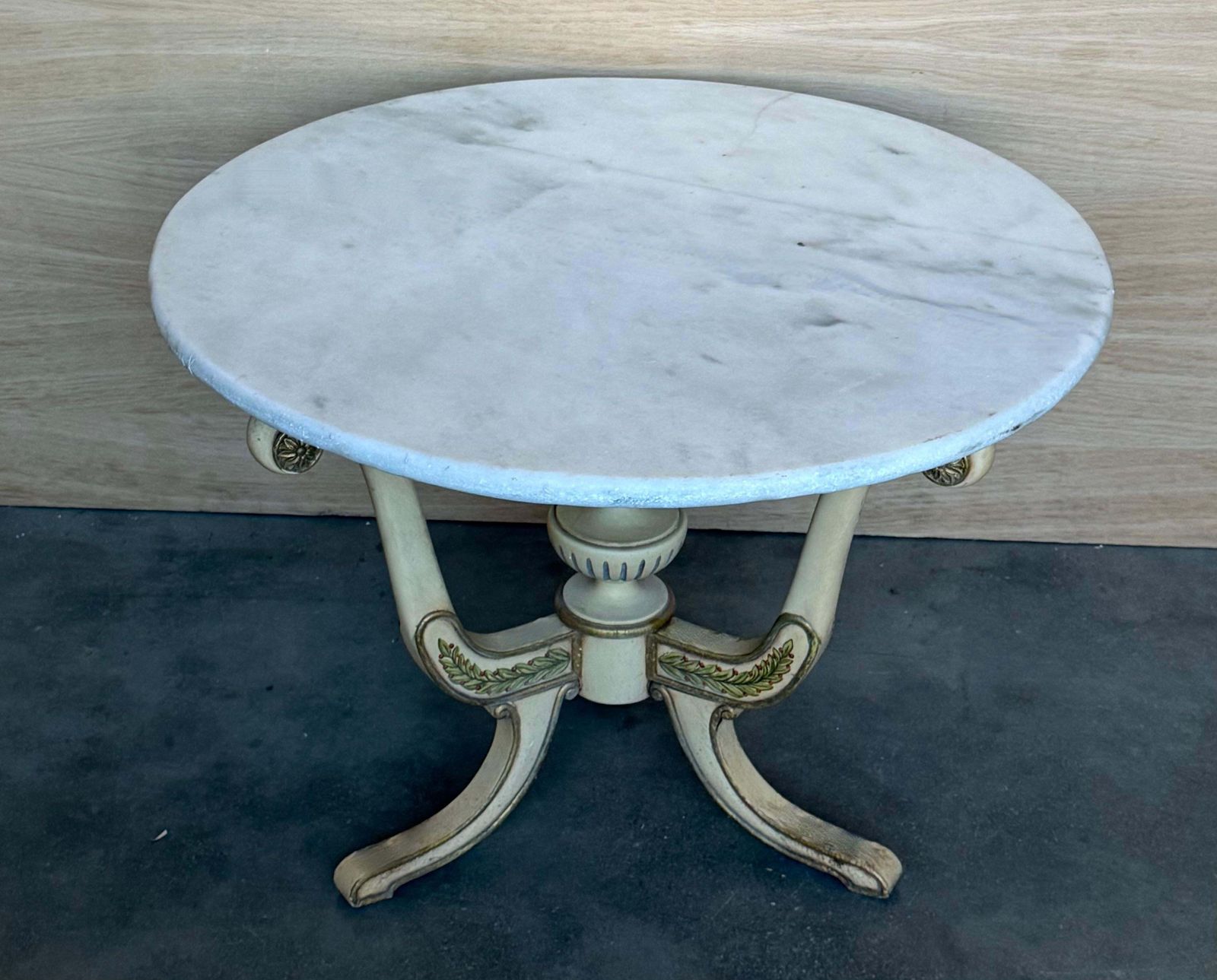 Table basse ronde du début du XXe siècle, blanc d'époque, fleurs peintes à la main photo for sale