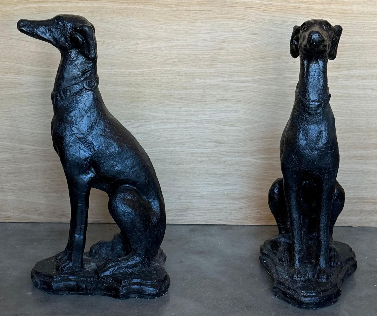 Paire de sculptures de lévriers assis grandeur nature en bronze, mid-century photo 3153.0