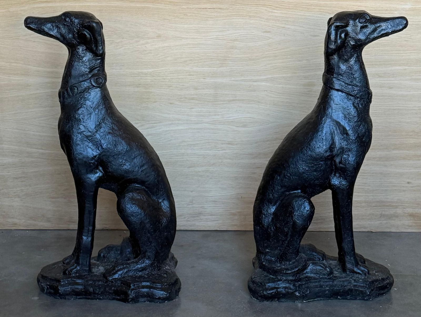 Paire de sculptures de lévriers assis grandeur nature en bronze, mid-century photo vinterior