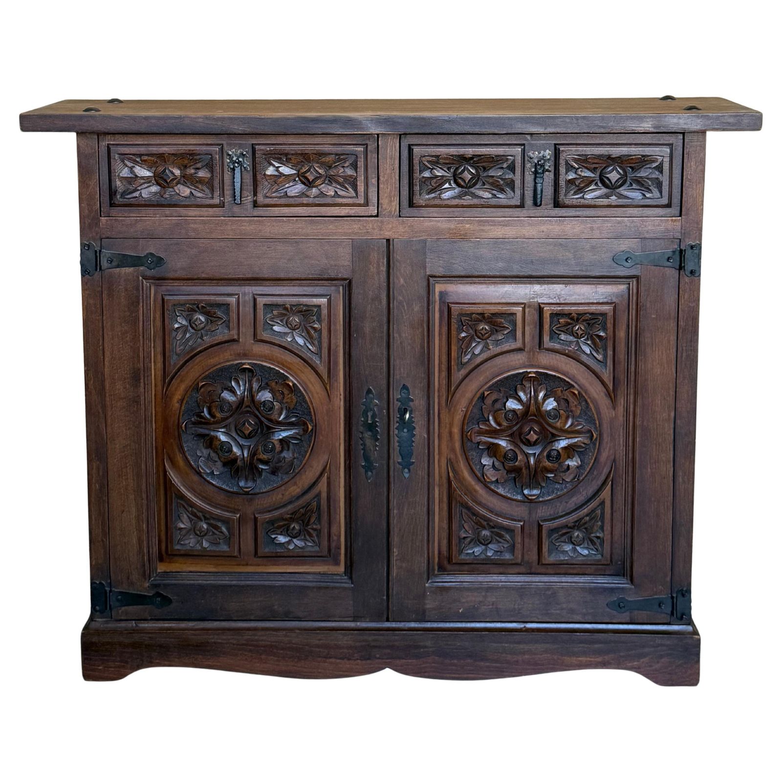Buffet baroque espagnol du XXe siècle en noyer sculpté, style toscan, deux tiroirs