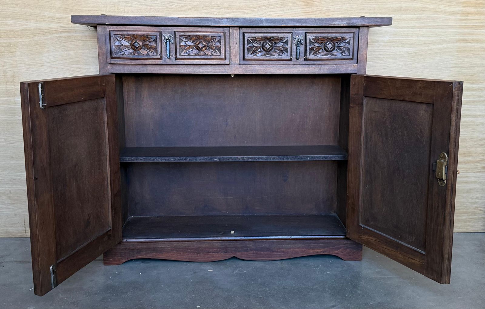 Buffet baroque espagnol du XXe siècle en noyer sculpté, style toscan, deux tiroirs photo buy