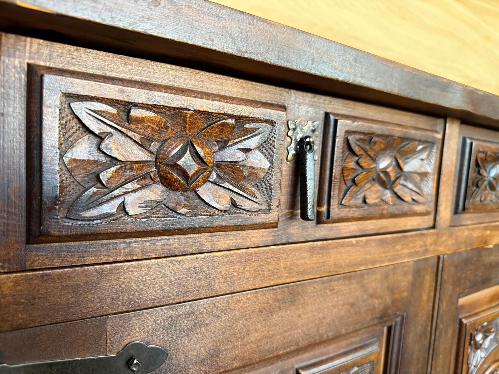 photo for sale Buffet baroque espagnol du XXe siècle en noyer sculpté, style toscan, deux tiroirs