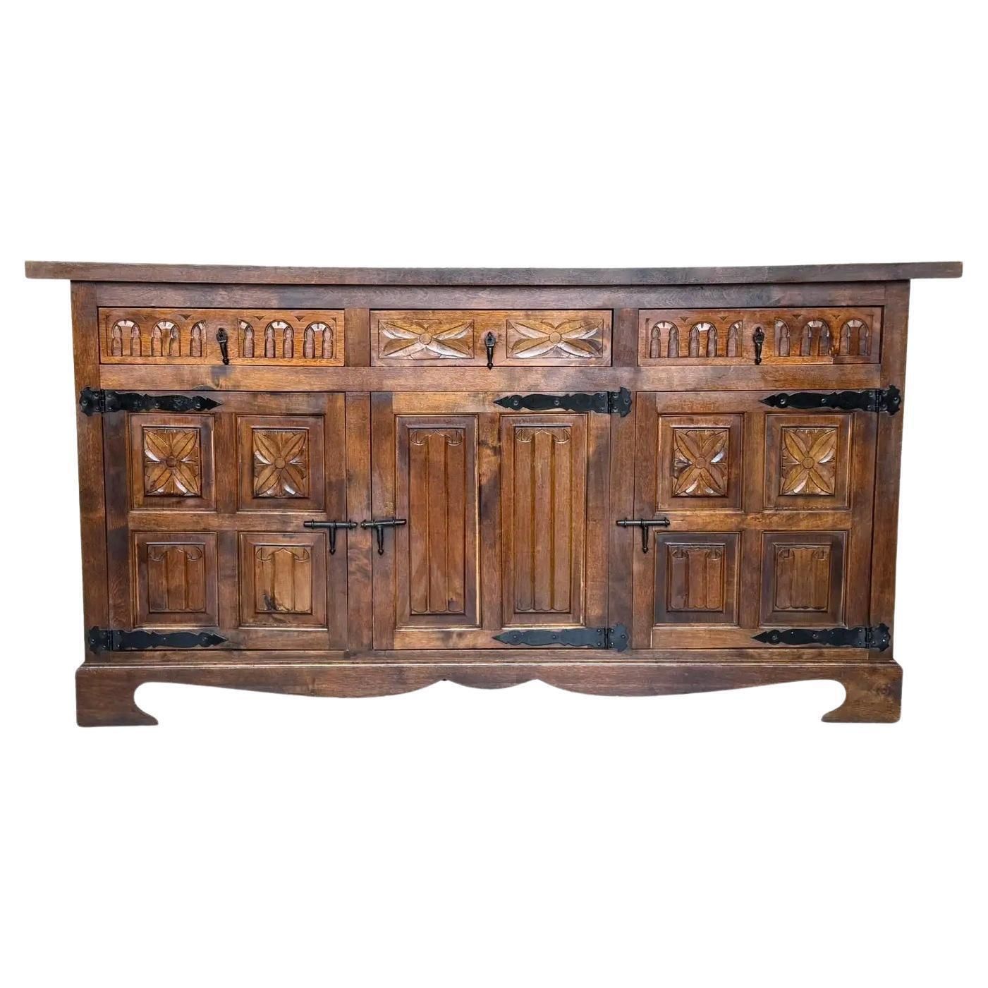 Crédence ou buffet baroque espagnol en noyer sculpté, trois tiroirs, style toscan, XIXe siècle