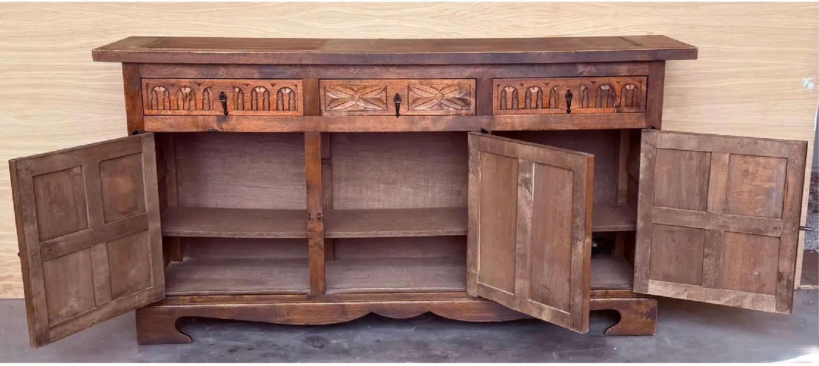 Crédence ou buffet baroque espagnol en noyer sculpté, trois tiroirs, style toscan, XIXe siècle photo furniture