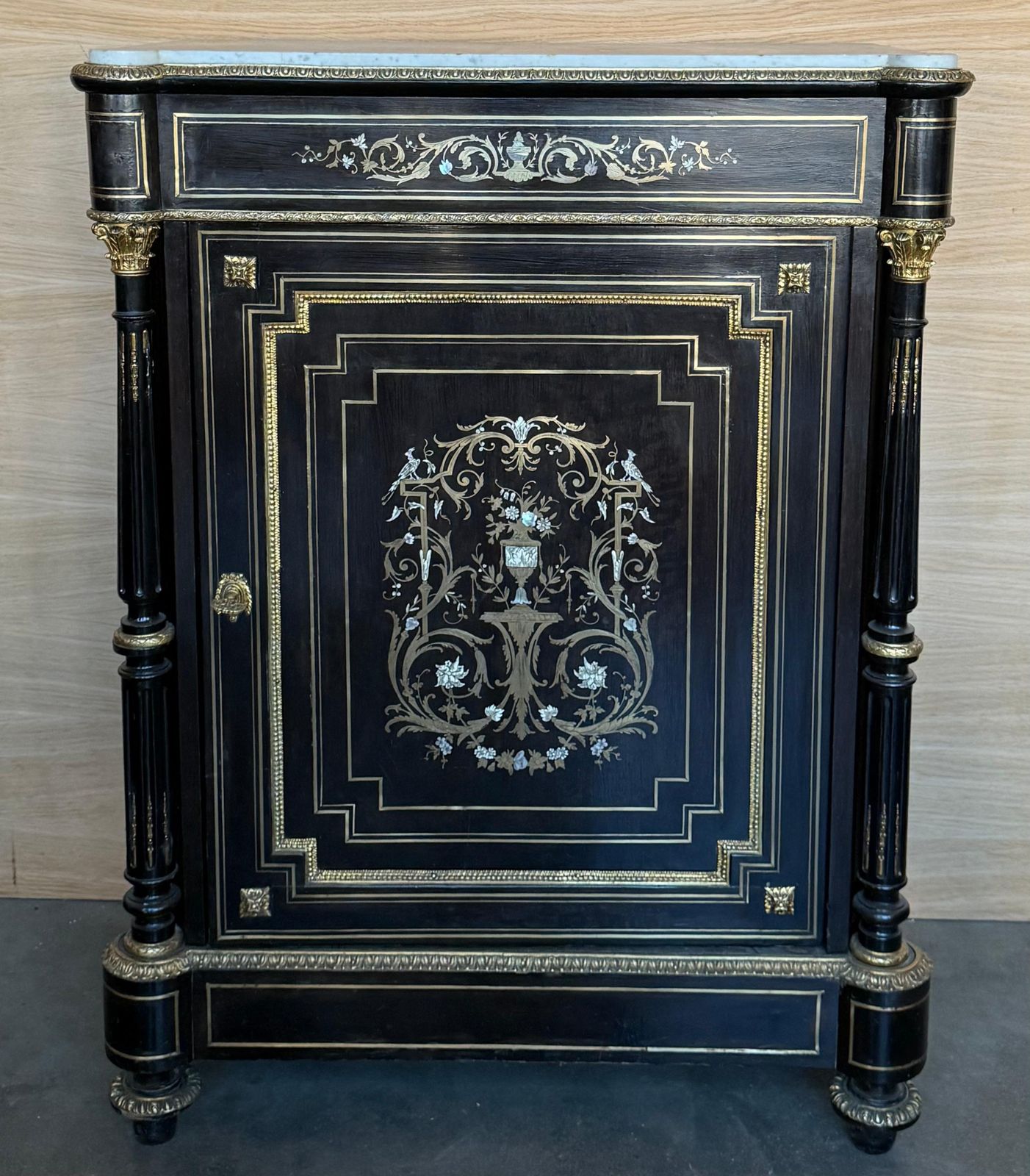 Cabinet français de style Napoléon III, XIXe siècle, avec incrustations métalliques photo furniture