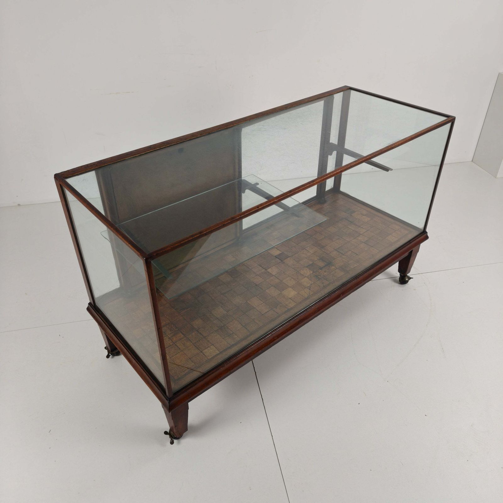 photo vinterior English Shop Display / Shop Counter (1910–1920)