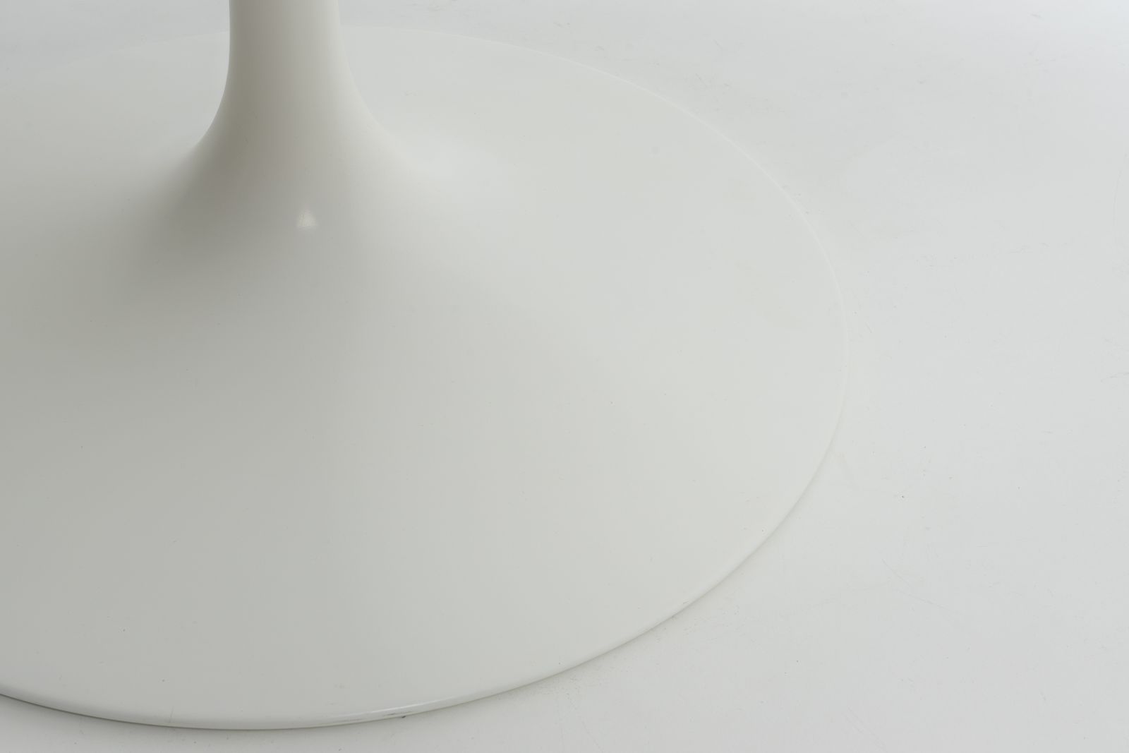 Saarinen 137 Cm Round Dining Table For Knoll International, 1970s photo for sale