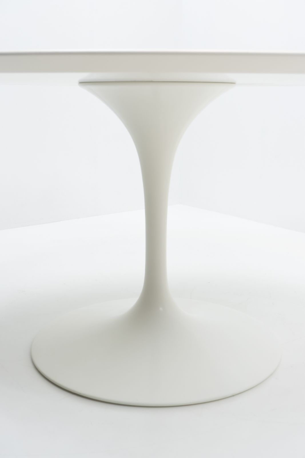 Saarinen 137 Cm Round Dining Table For Knoll International, 1970s photo vinterior