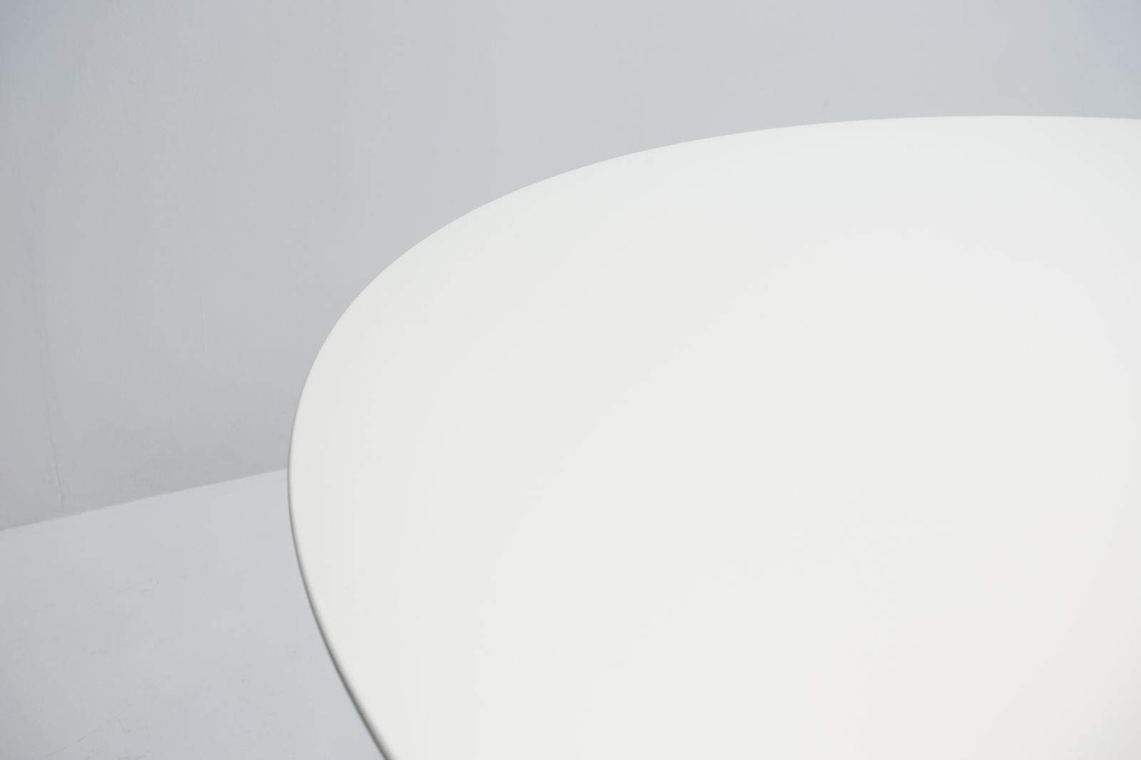 photo furniture Saarinen 137 Cm Round Dining Table For Knoll International, 1970s