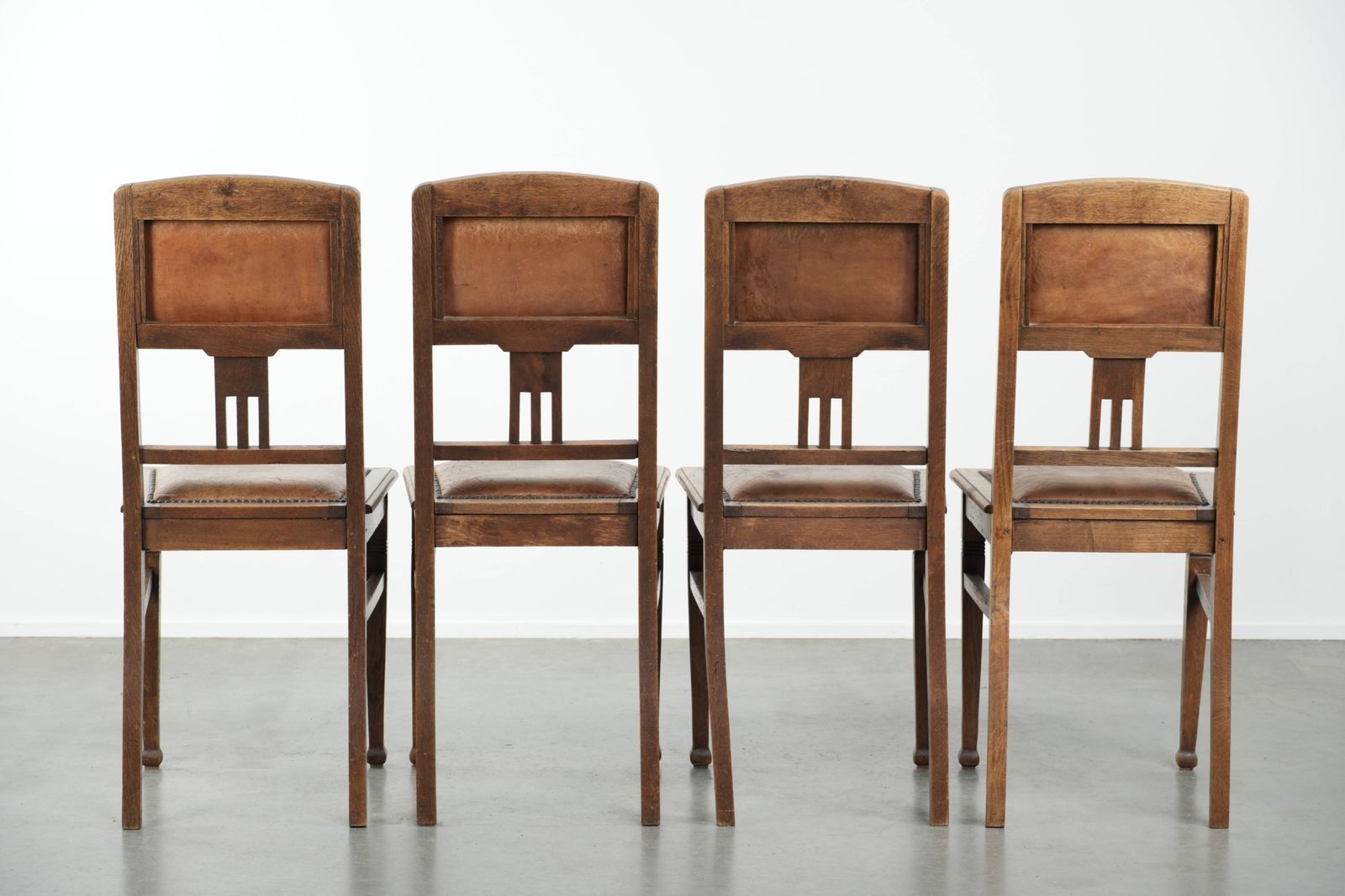 Set Van 4 Antieke Eiken Eetkamerstoelen In Art Nouveau Stijl Met Schapenvacht photo Meubels