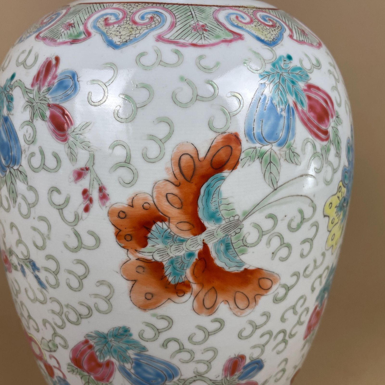 Oriental Decorative Vase Ceramic Blue White Floral Butterfly Design Pot Chinese Vintage Display Lidded Ginger Jar Lid Pattern Ornament photo Home Decor